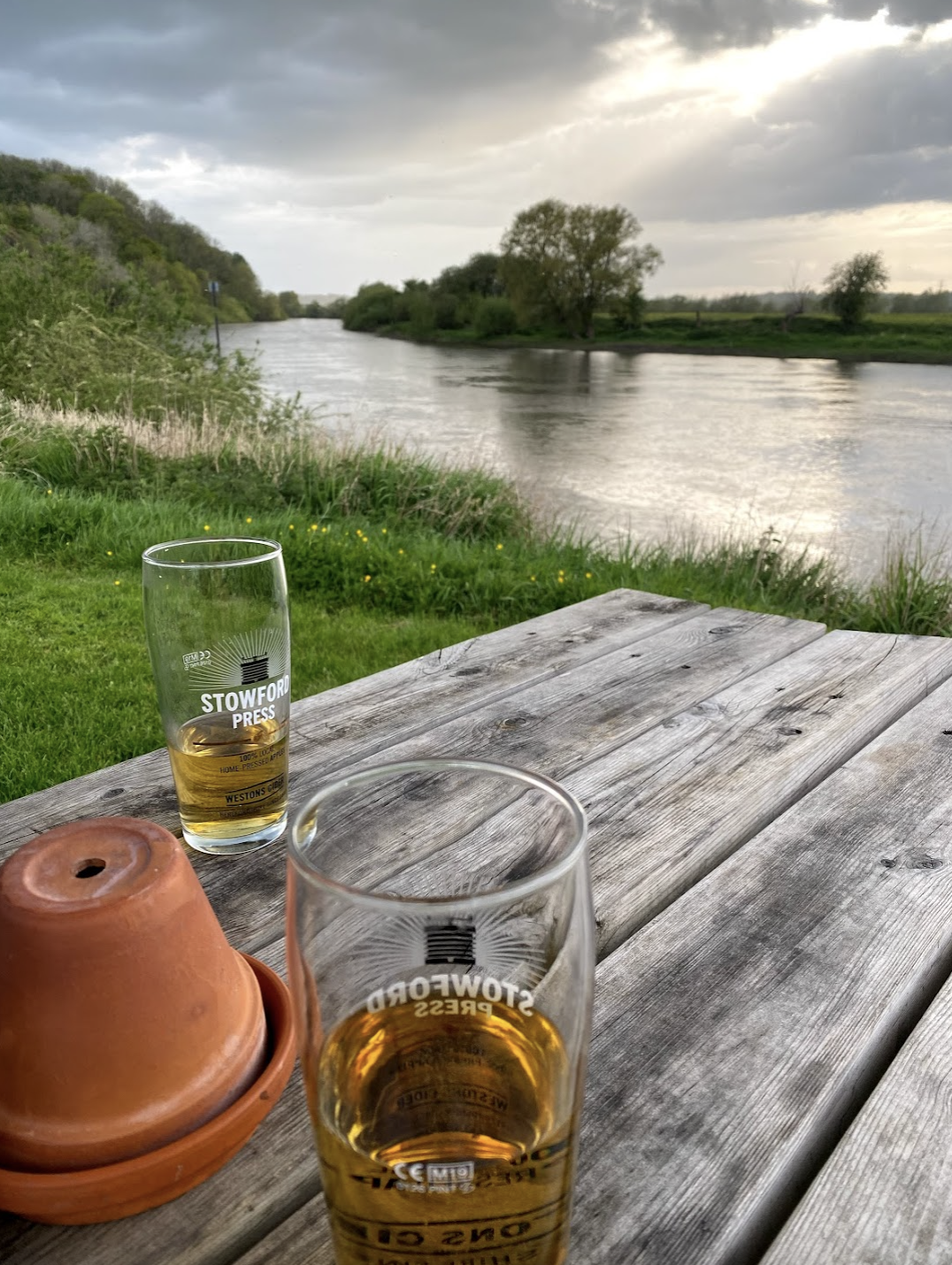 Riverside drinks at the Red Lion, Wainlode